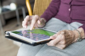 Seniorin mit Tablet