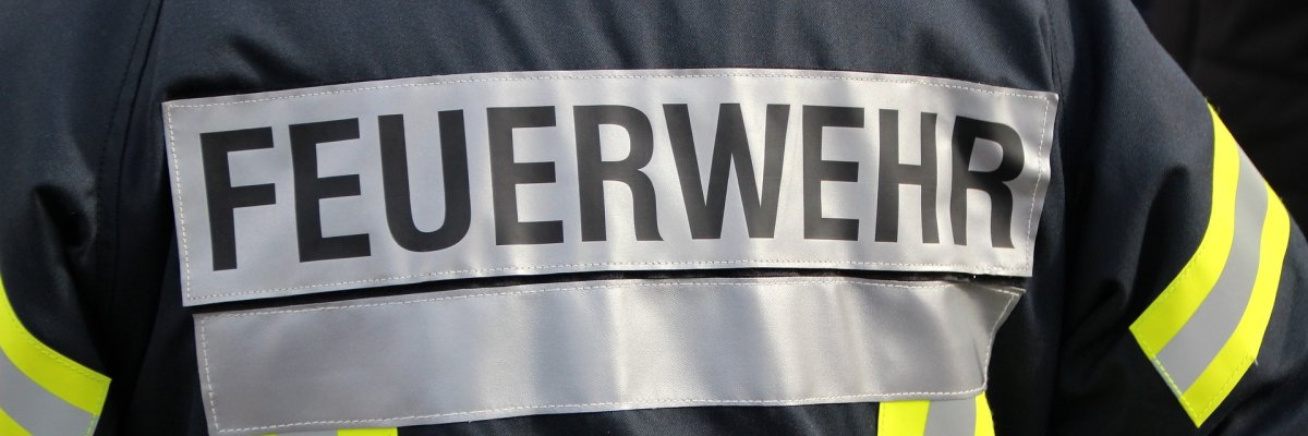 Rücken mit Aufschrift Feuerwehr