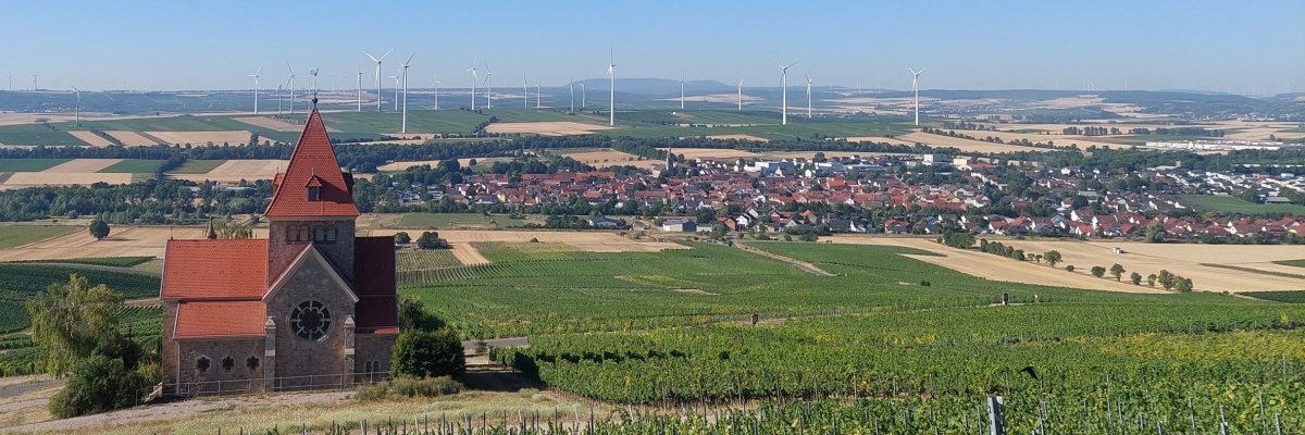 Kreuzkapelle mit Blick auf Gau-Bickelheim