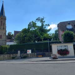 Wiegehäuschen und Kirche