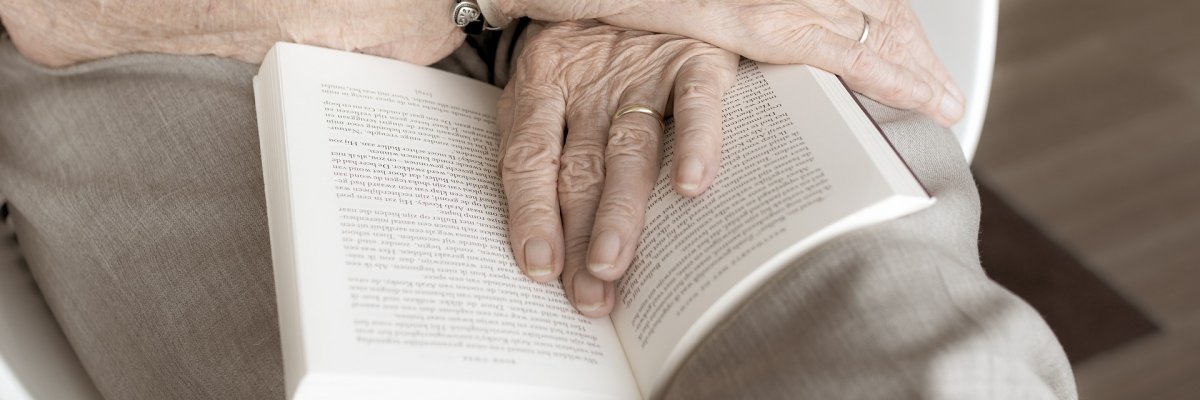Rentnerin mit Buch Rentnerin mit Buch