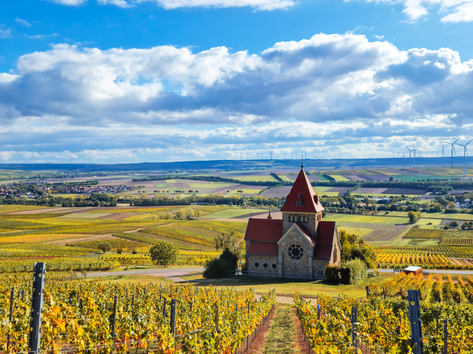 Herbst in Rheinhessen - Kreuzkapelle in Gau-Bickelheim