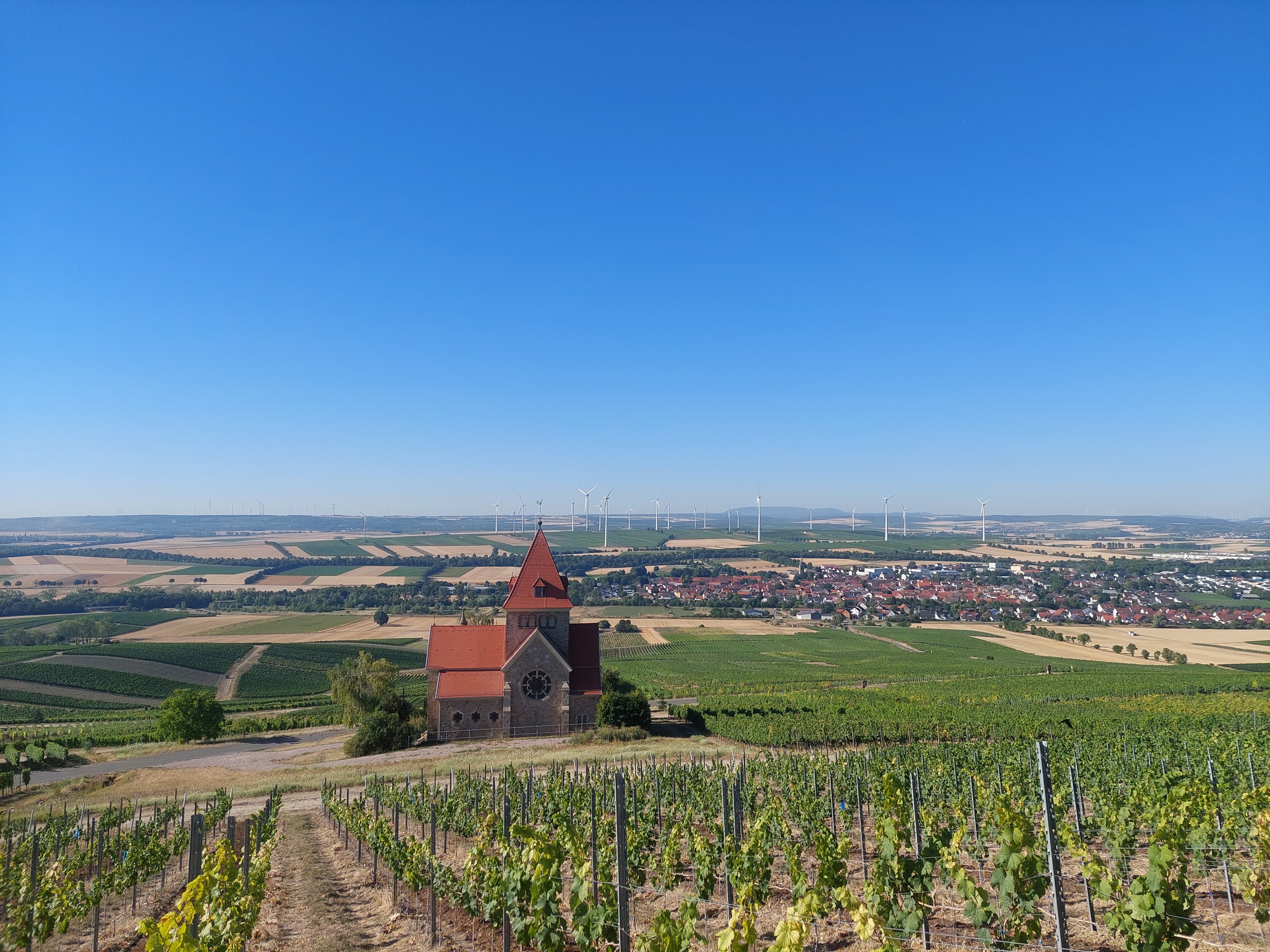 Kreuzkapelle mit Blick auf Rheinhessen