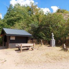 Schutzhütte im Tälchen