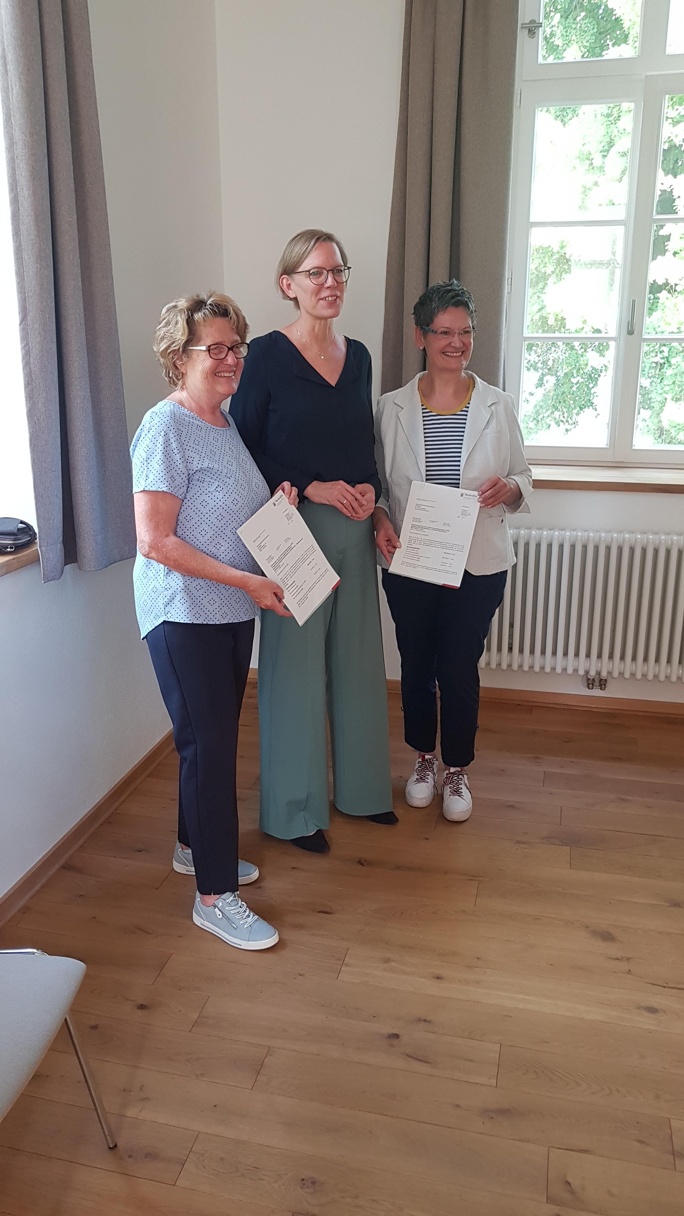 Übergabe Förderbescheid an die Ortsbürgermeisterinnen Kinder und Knuth