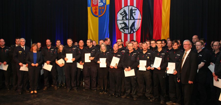 Fluthelfer bei der Ehrung am Feuerwehrehrentag