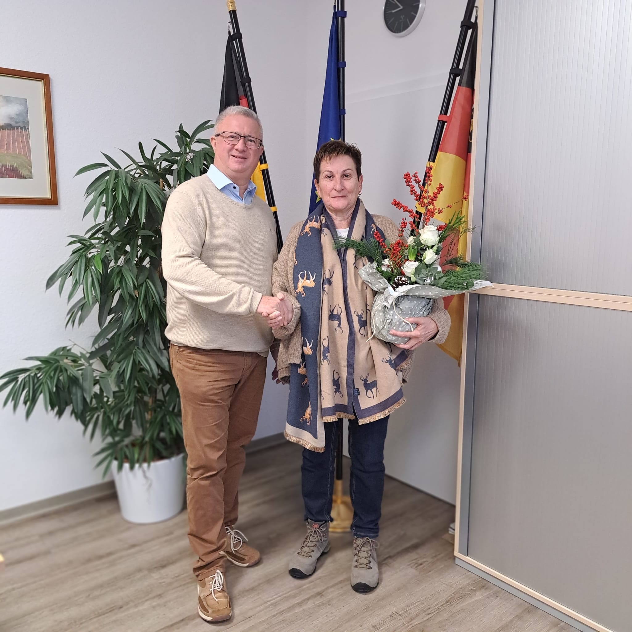 Bürgermeister Rocker gratuliert Frau Baumgärtner