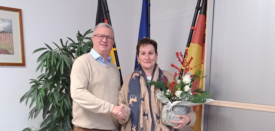 Bürgermeister Rocker gratuliert Frau Baumgärtner