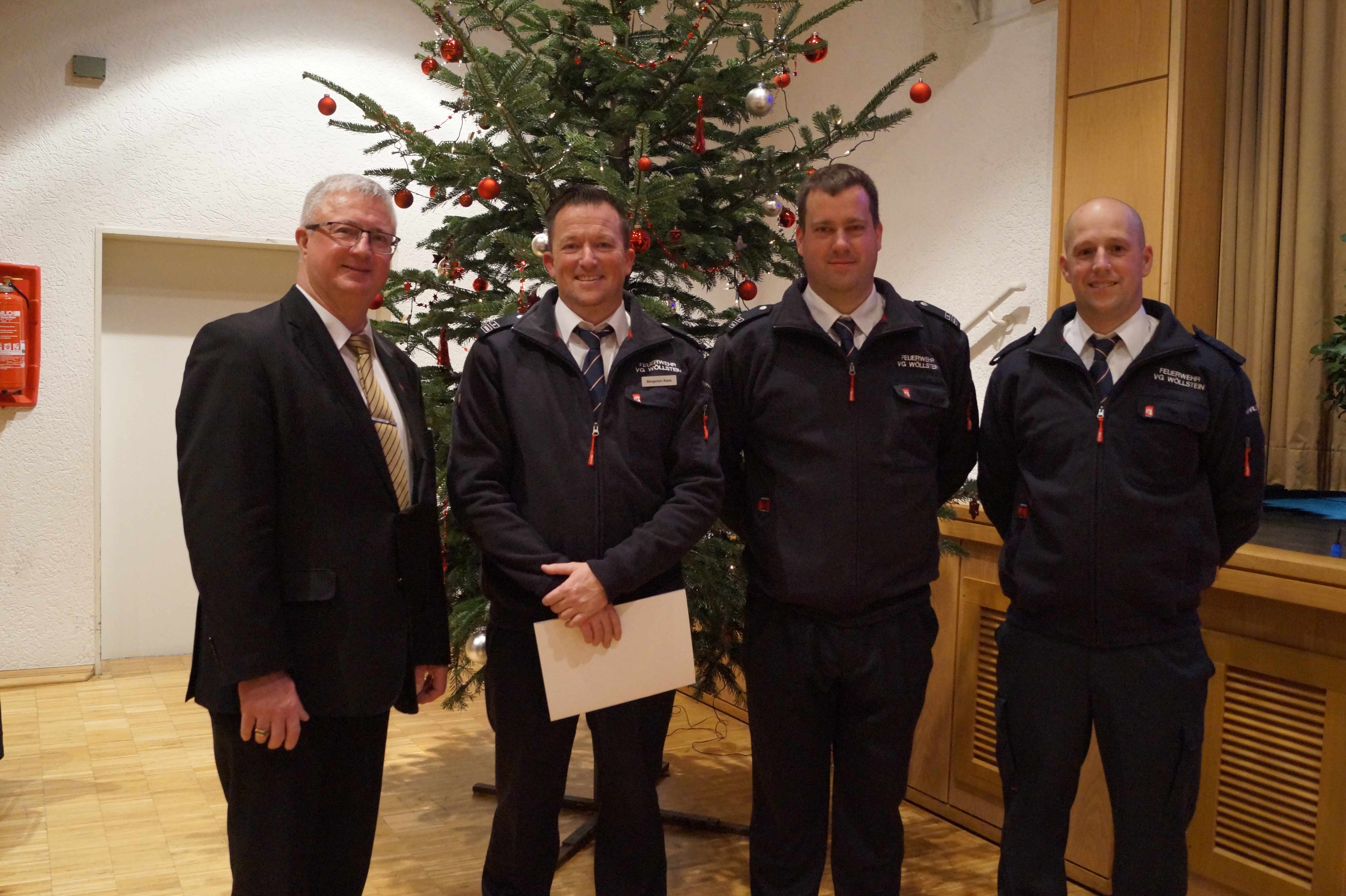 v.L. Bürgermeister Gerd Rocker, Wehrleiter Benjamin Roos, Dominik Weil und Ingo König