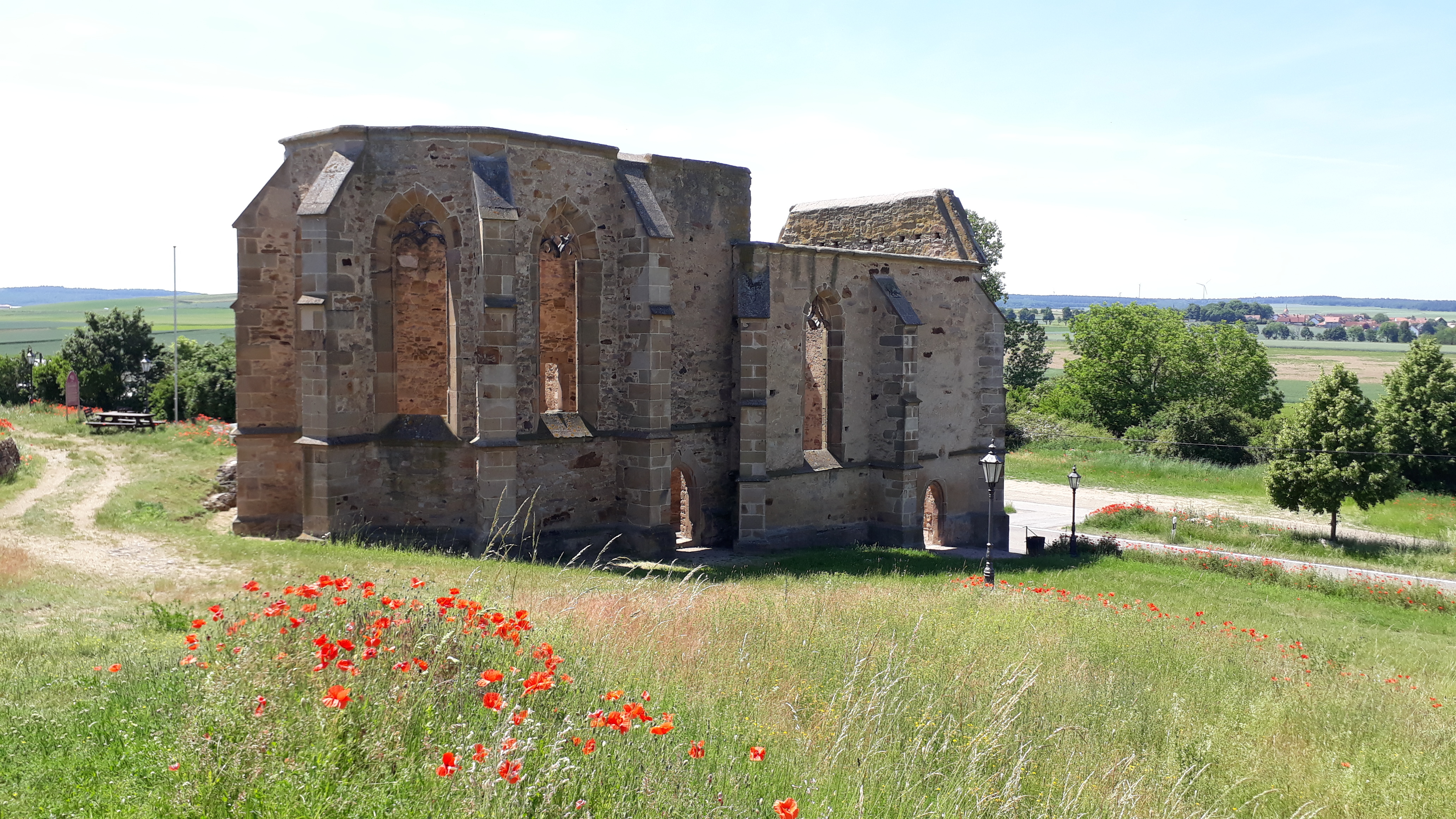 Beller Kirche im Sommer