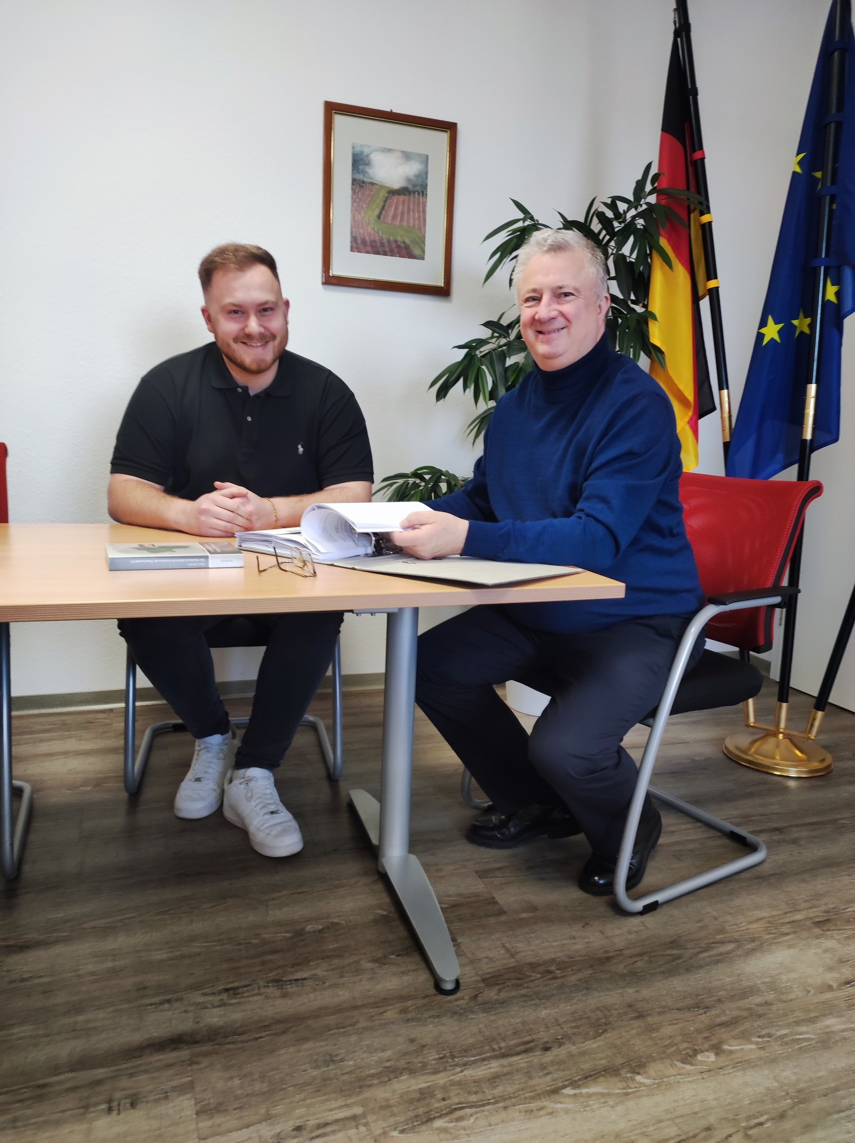 v.L. Azubi Sammy Probsdorfer und Bürgermeister Gerd Rocker