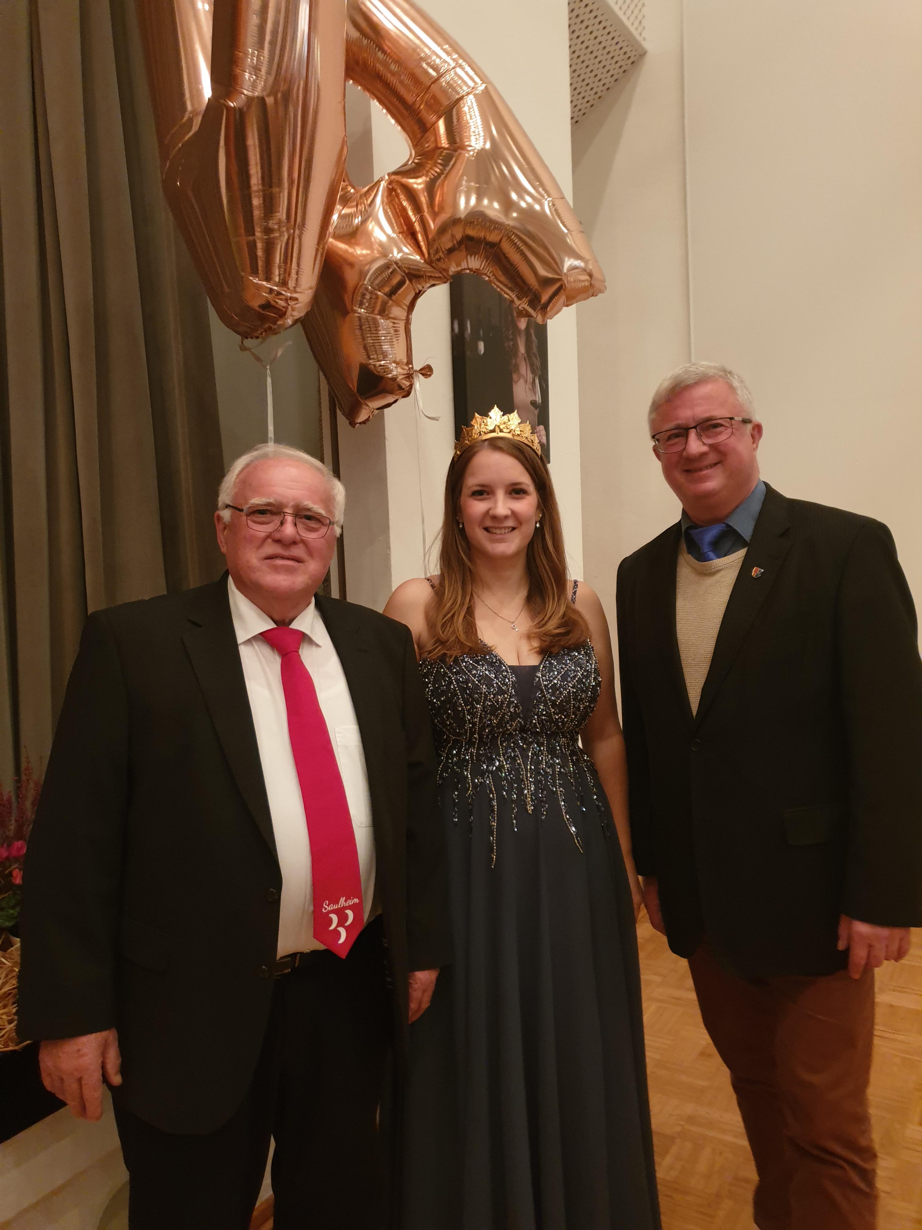 Ortsbürgermeister Martin Fölix, rheinhessische Weinprinzessin Eva Brodrecht und Bürgermeister Gerd Rocker