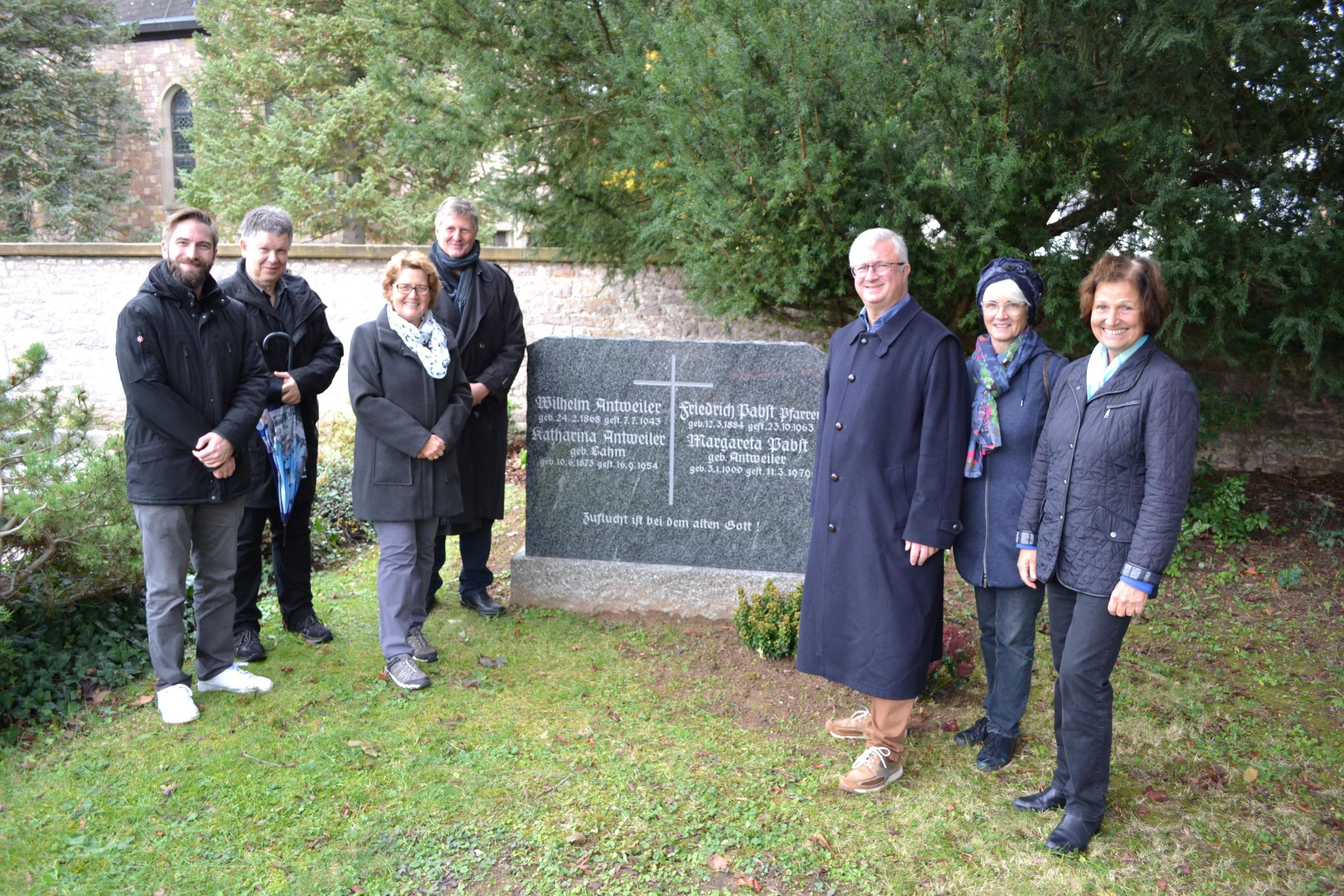 Festredner und Ehrengäste am Grabstein