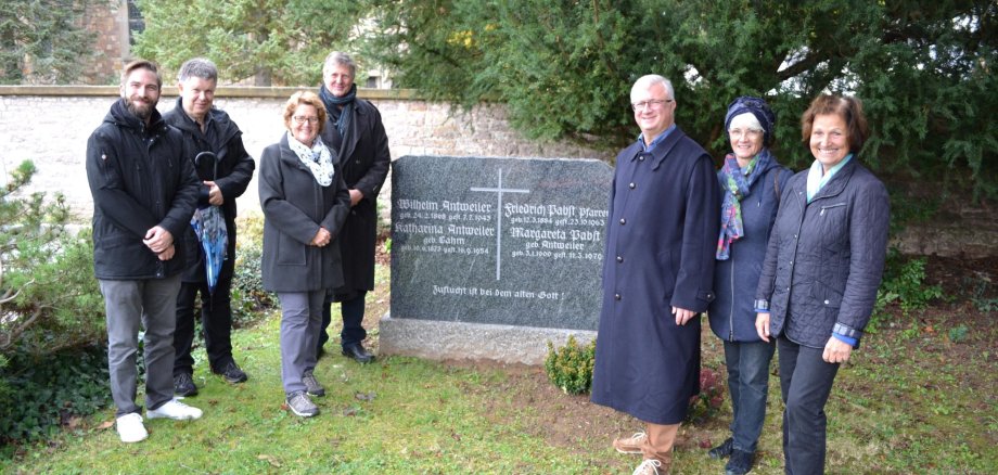 Festredner und Ehrengäste am Grabstein