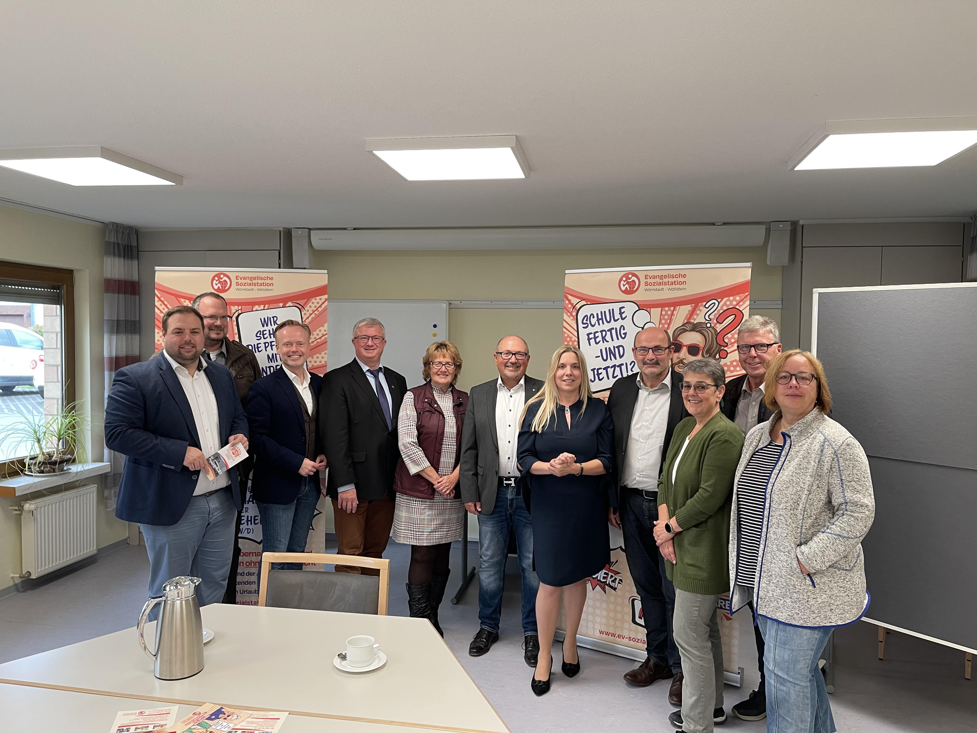Die Delegation der VG Wöllstein und MdB Jan Metzler zu Besuch bei der ev. Sozialstation