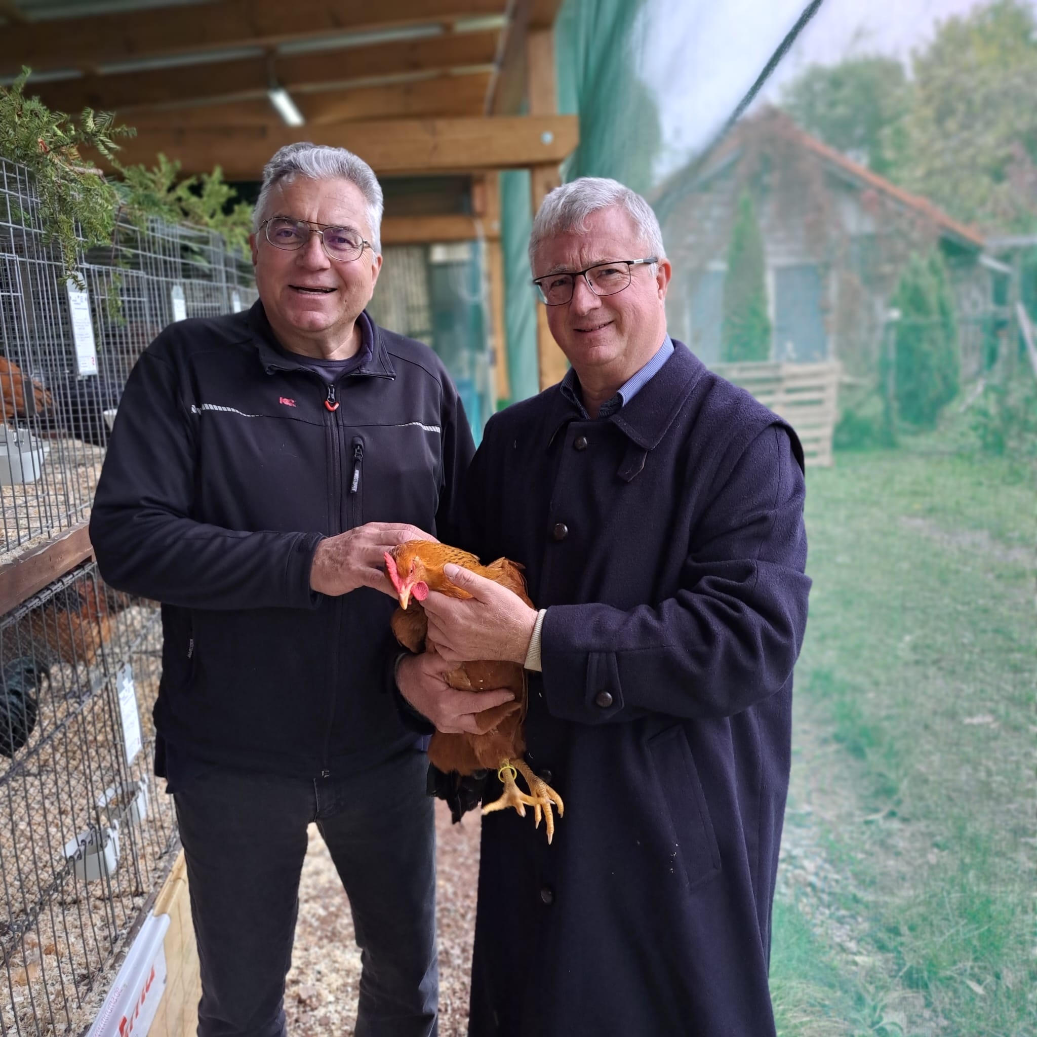 Vorsitzender Norbert Seibert und Bürgermeister Gerd Rocker mit Henne