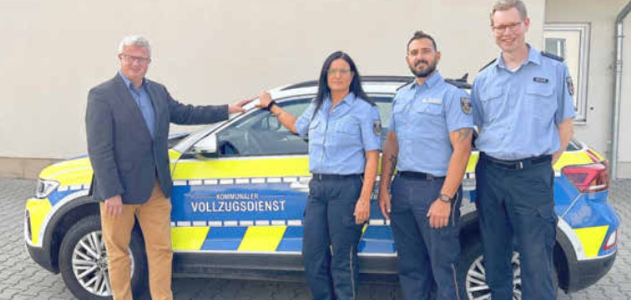 Bürgermeister Rocker mit dem Team des kommunalen Vollzugsdiensts