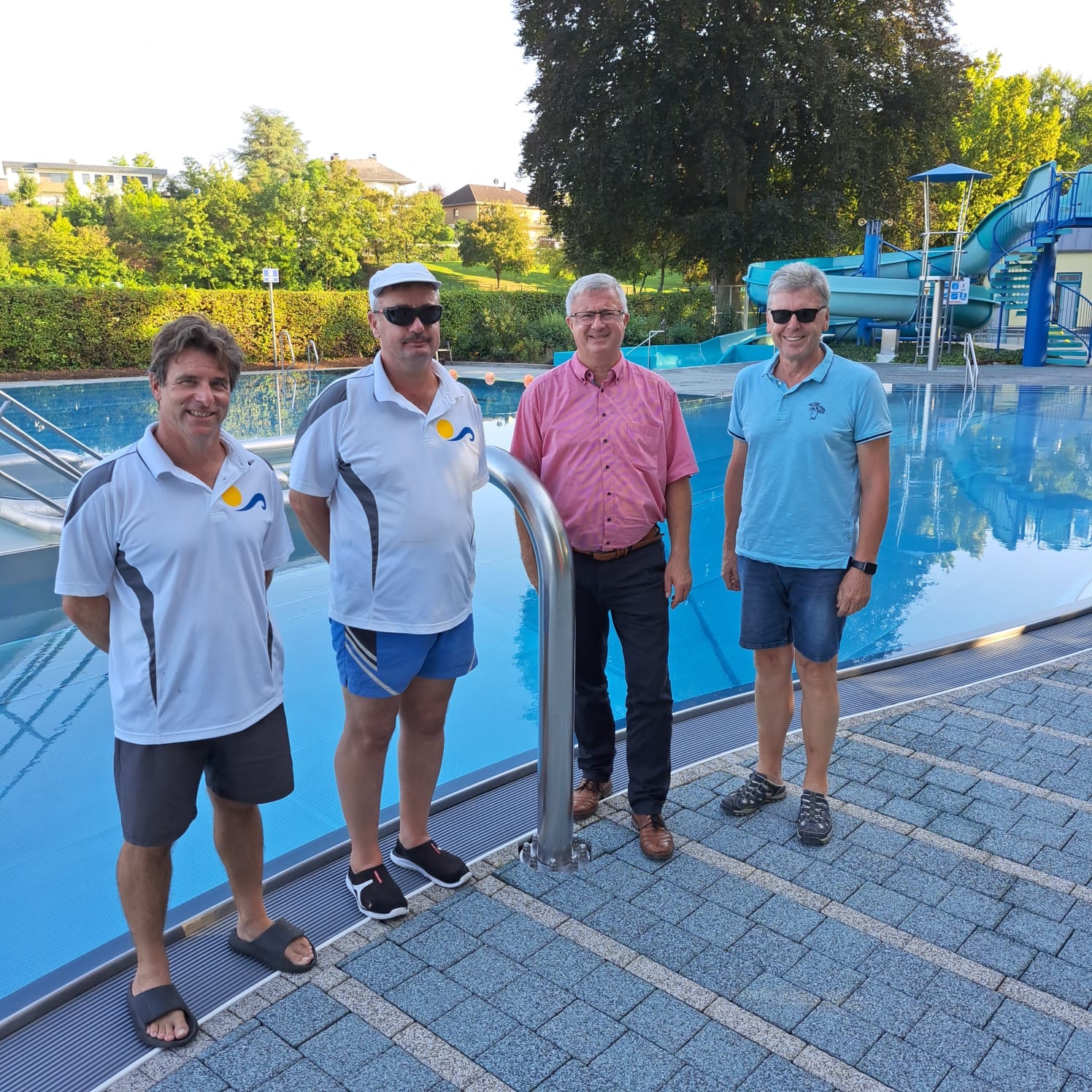 Schwimmbadteam mit Bürgermeister G. Rocker und dem 1. Beigeordneten A. Schnabel