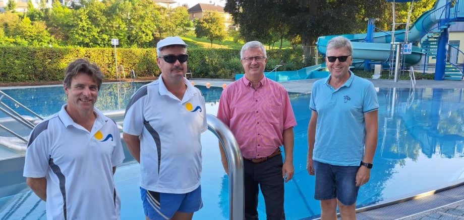 Schwimmbadteam mit Bürgermeister G. Rocker und dem 1. Beigeordneten A. Schnabel