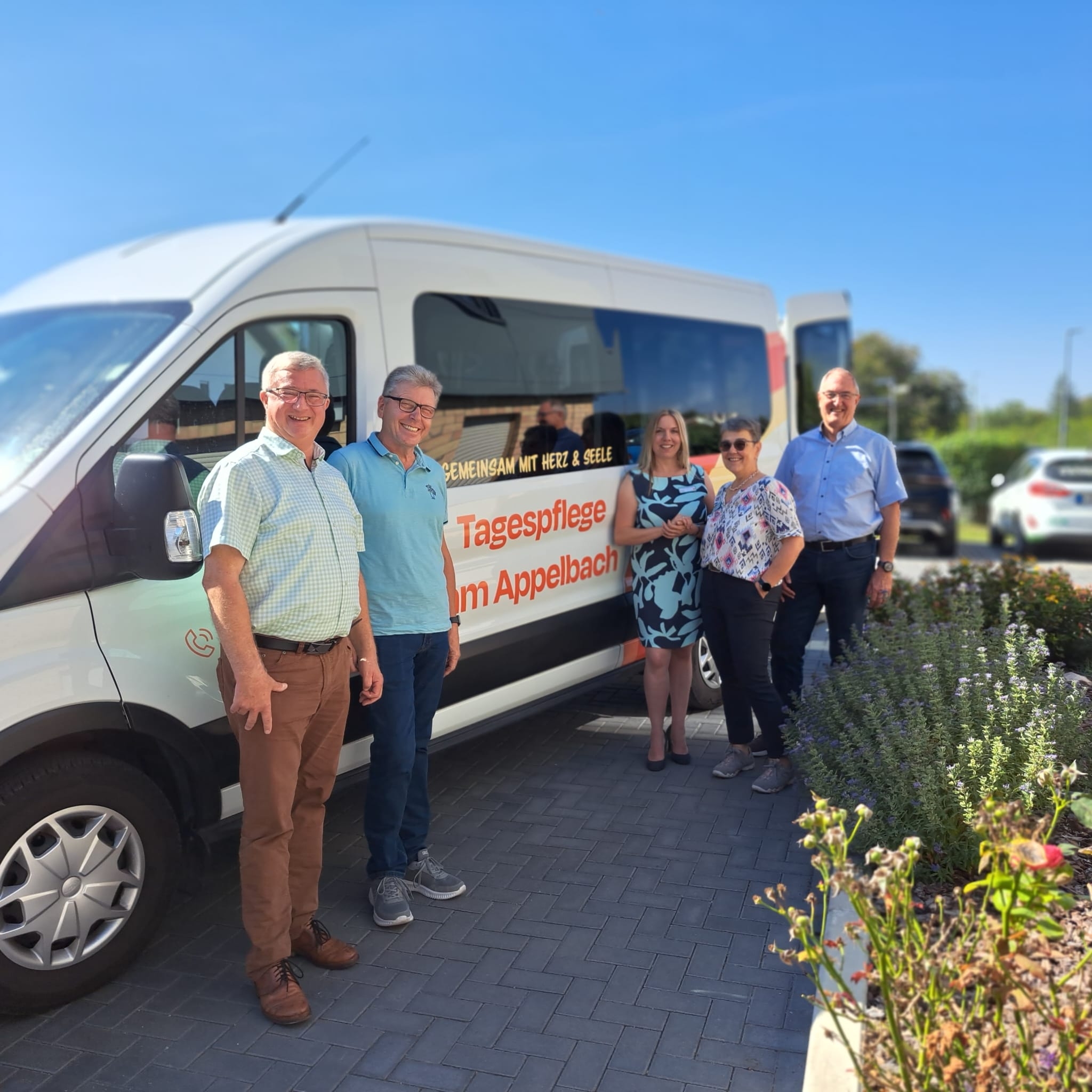 Bürgermeister Rocker und Beigeorndeter Schnabel mit dem Team der ev. Sozialstation