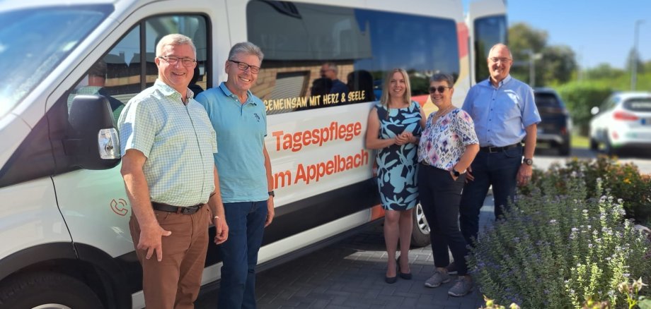 Bürgermeister Rocker und Beigeorndeter Schnabel mit dem Team der ev. Sozialstation