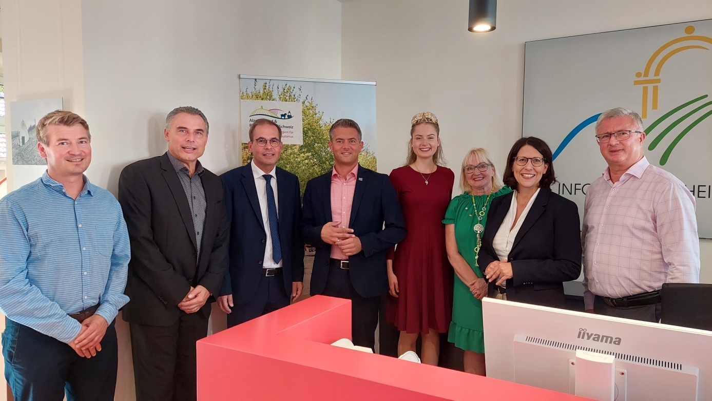 v.L. Christian Halbig (Rheinhessen-Touristik), Jens Simon (Beigeordneter OG Wöllstein), Bürgermeister Steffen Unger (VG Alzey Land), Bürgermeister Steffen Jung (Alzey), Weinkönigin Caroline I. (Flonheim), Ortsbürgermeisterin Ute Beiser-Hübner (Flonheim) Ministerin Daniela Schmitt, Bürgermeister Gerd Rocker (VG Wöllstein)