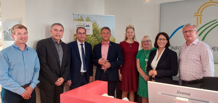 v.L. Christian Halbig (Rheinhessen-Touristik), Jens Simon (Beigeordneter OG Wöllstein), Bürgermeister Steffen Unger (VG Alzey Land), Bürgermeister Steffen Jung (Alzey), Weinkönigin Caroline I. (Flonheim), Ortsbürgermeisterin Ute Beiser-Hübner (Flonheim) Ministerin Daniela Schmitt, Bürgermeister Gerd Rocker (VG Wöllstein)