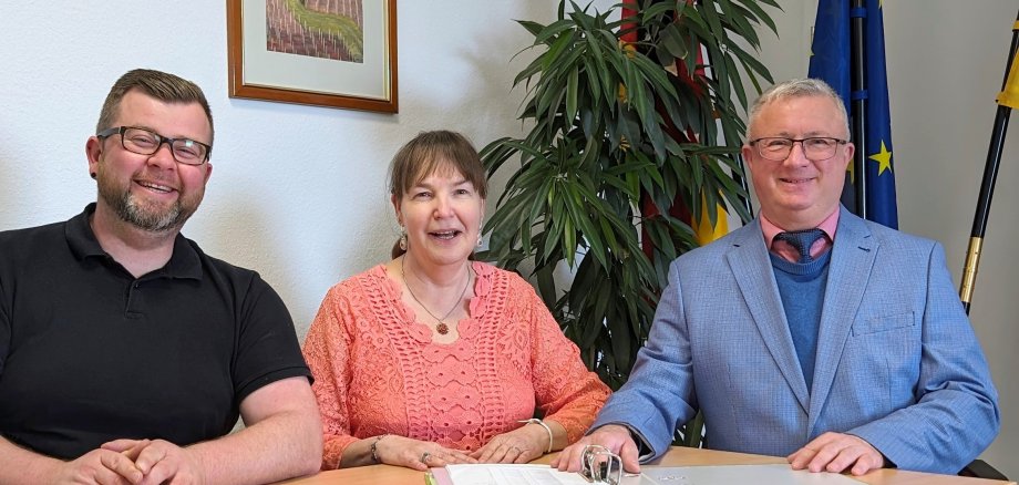 v.L. Steffen Höhne, Ursula Korf und Bürgermeister Gerd Rocker