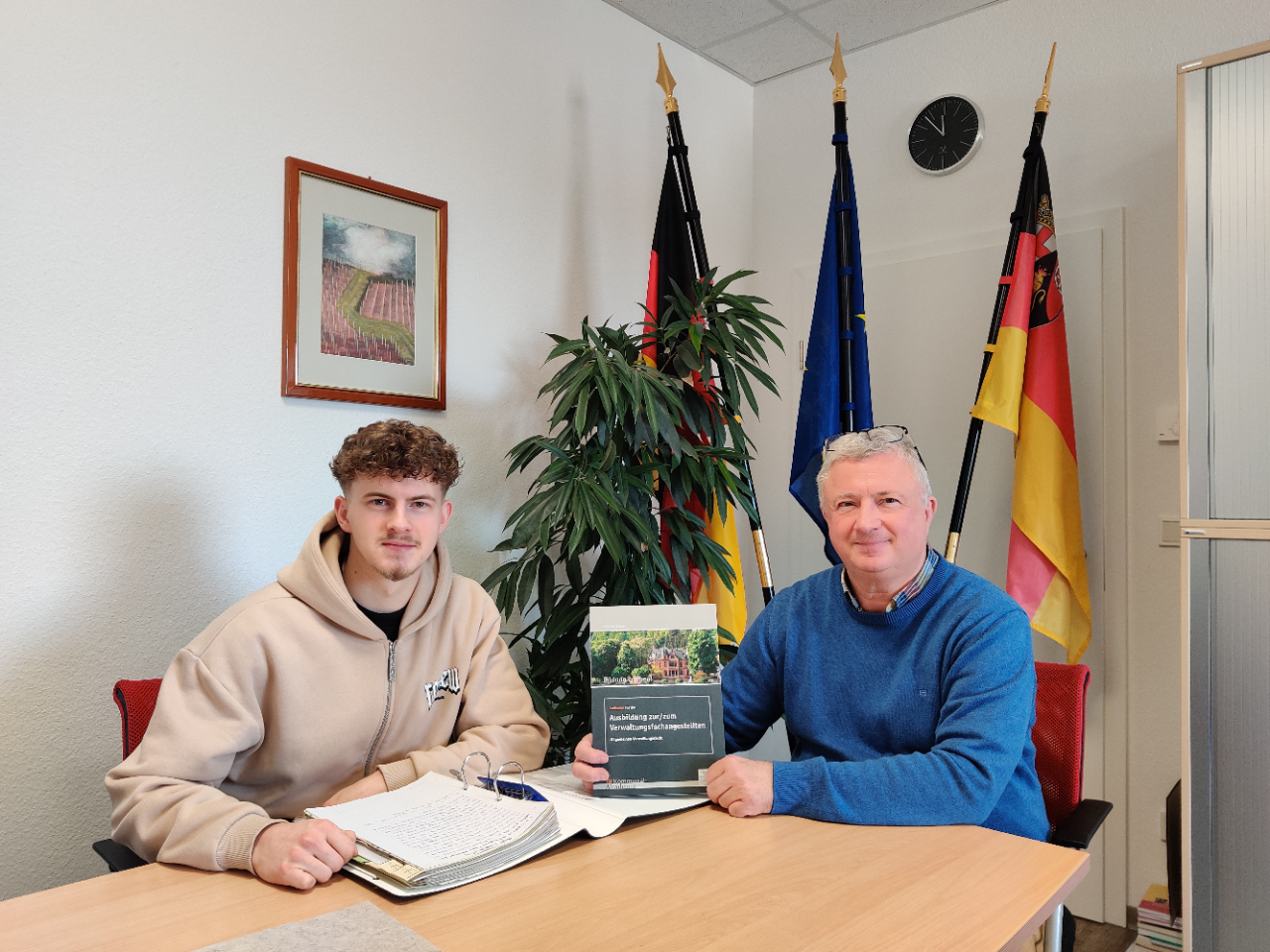 Auszubildender N. Magiera mit Bürgermeister Rocker