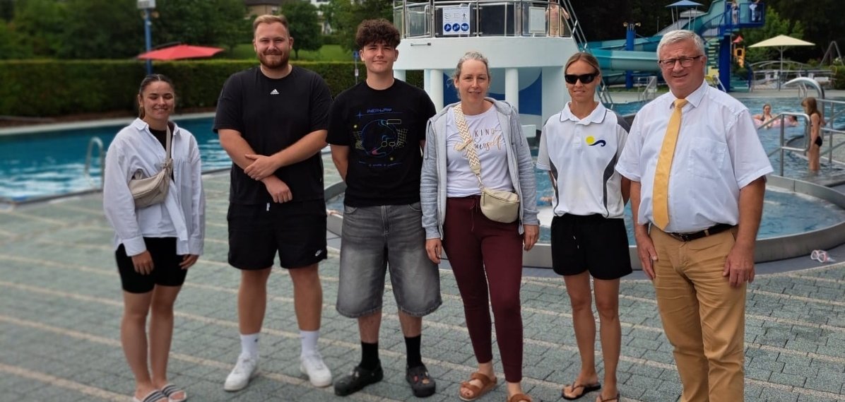 Bürgermeister Gerd Rocker und das Betreuerteam der VG Ferienspiele