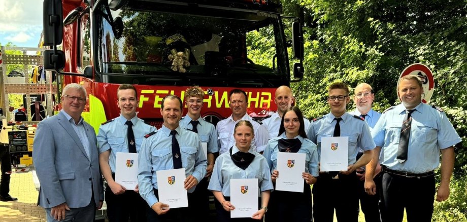 Gruppenbild vor Feuerwehrfahrzeug