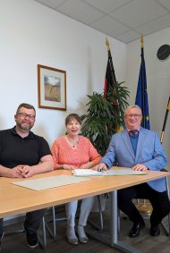 Steffen Höhne und Ursula Korf (Gebäudemanagement) mit Bürgermeister Rocker