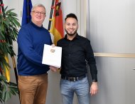 Bürgermeister Gerd Rocker mit Kassenleiter Tugay Gündüz