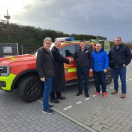 Übergabe des neuen Pickups an Wehrleiter Benjamin Roos