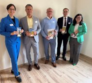 Leitungsgruppe der Touristischen Kooperation Alzeyer Land und
Rheinhessische Schweiz Leitungsgruppe der Touristischen Kooperation Alzeyer Land und
Rheinhessische Schweiz