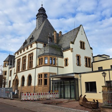 Das neue und alte Verwaltungsgebäude in der Bahnhofstraße 10 in Wöllstein