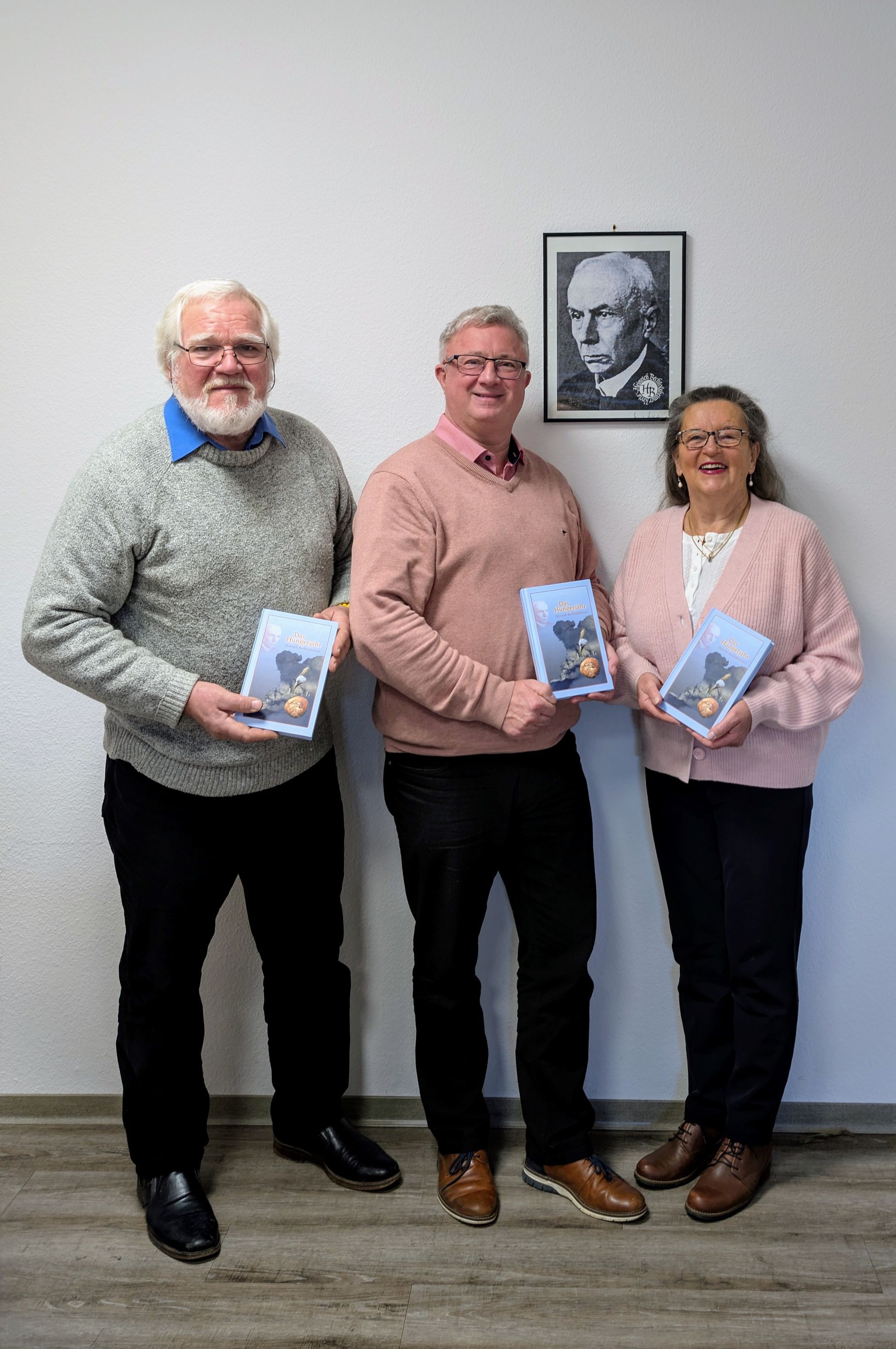 Wilhelm Haupt, Bürgermeister Rocker und Carola Cernavin-Haupt mit der Neuauflage
