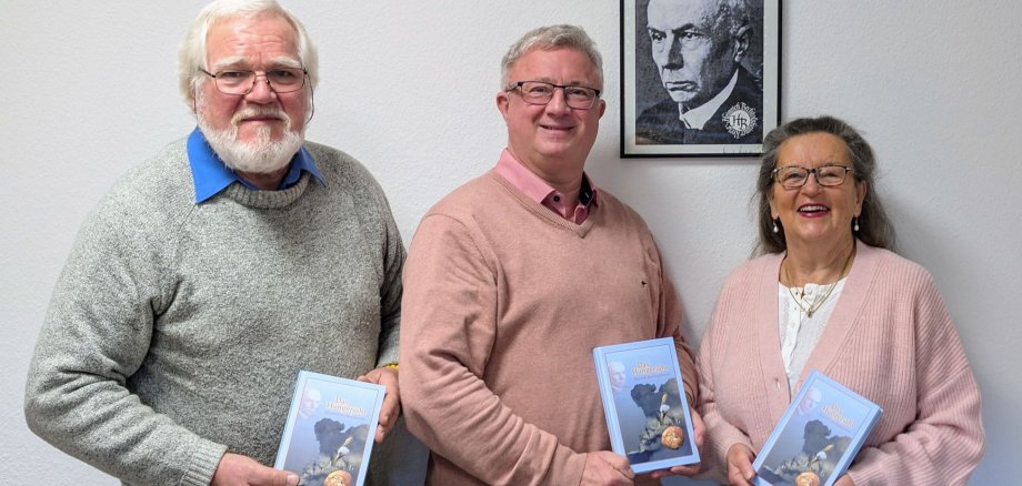 Wilhelm Haupt, Bürgermeister Rocker und Carola Cernavin-Haupt mit der Neuauflage