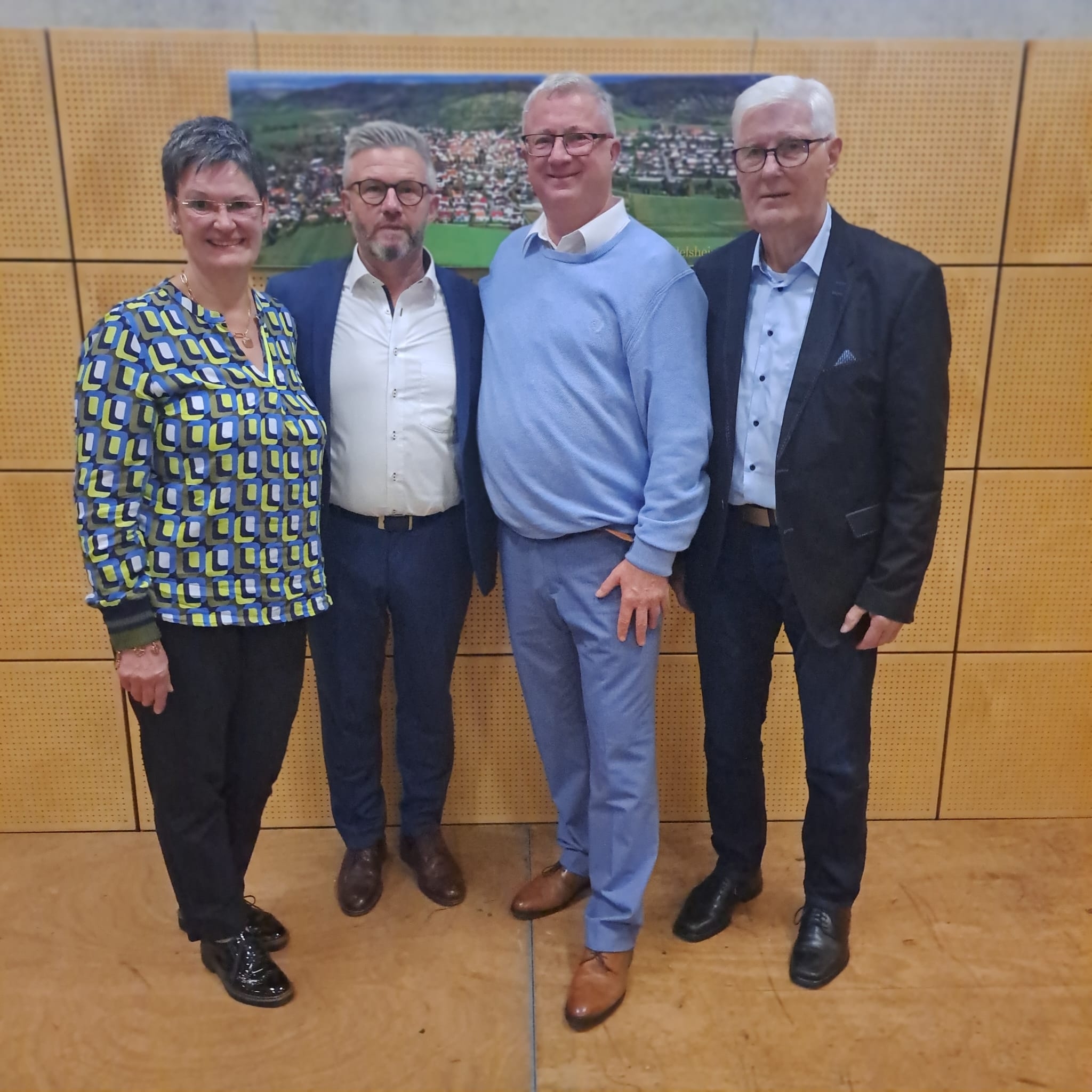 Ortsbürgermeisterin Knuth, Ortsvorsteher Maul, Bürgermeister Rocker und Altbürgermeister Kilian