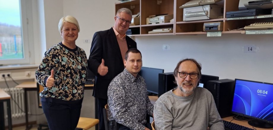 v.L. Rektorin Elena Seiler, Bürgermeister Gerd Rocker, Patrik Banbula und Thomas Bock (EDV - VG Verwaltung)