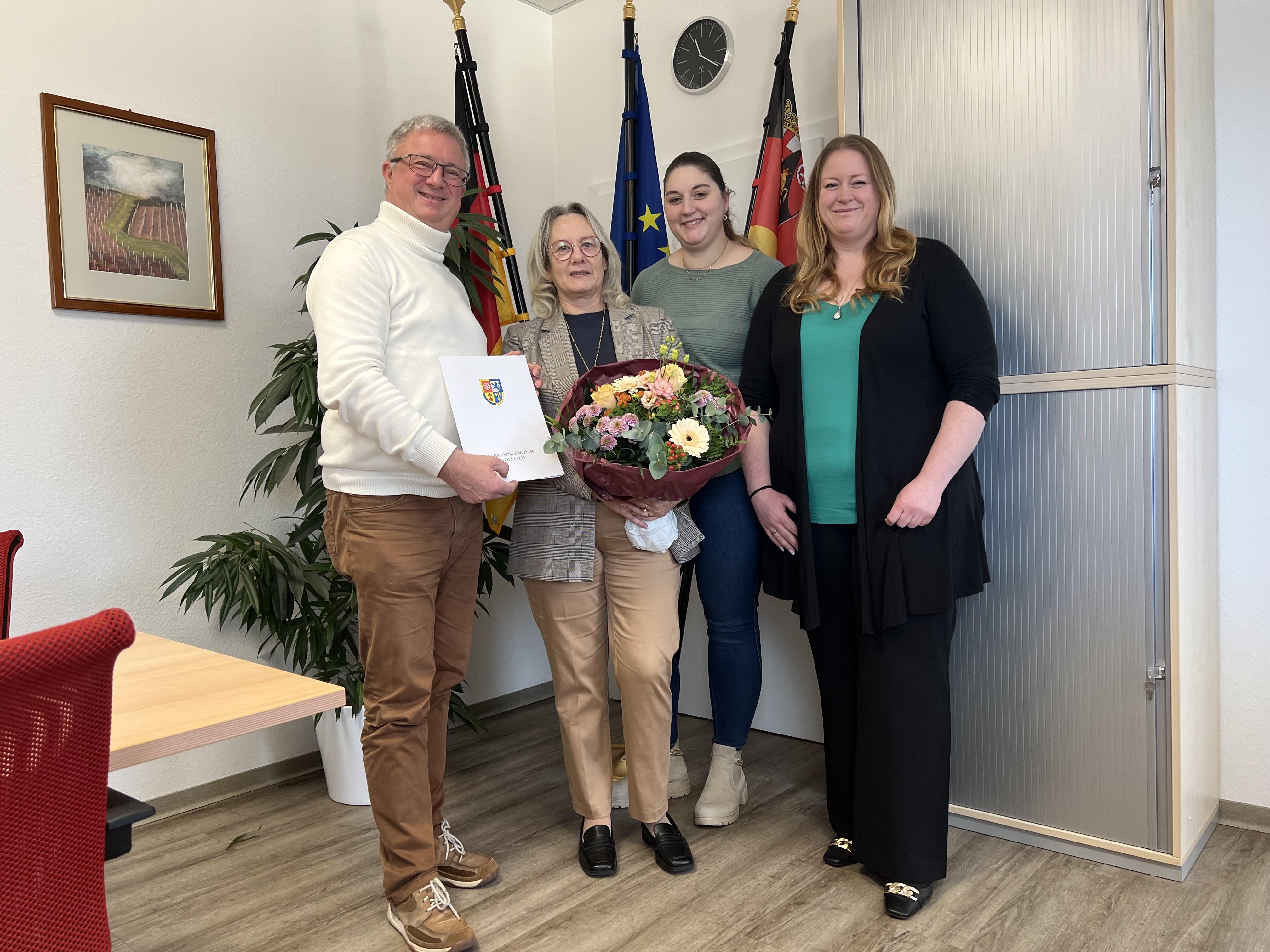 v.L. Bürgermeister Rocker, Silvia Groß, Nicole Bender, Nina Molitor