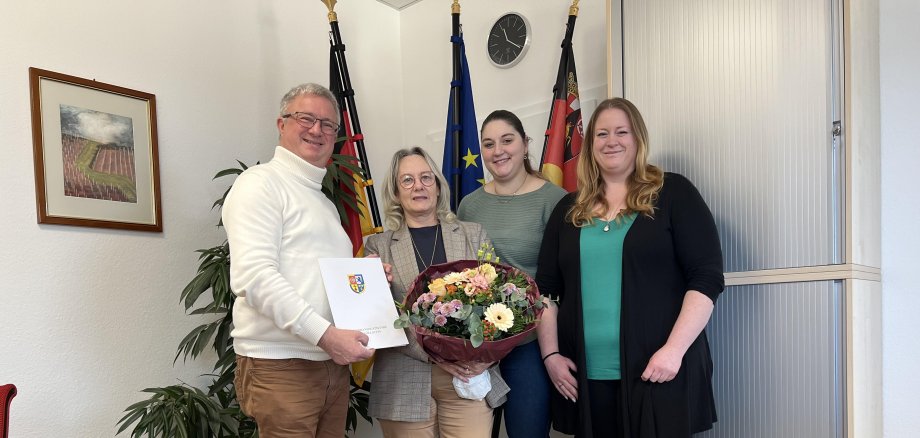 v.L. Bürgermeister Rocker, Silvia Groß, Nicole Bender, Nina Molitor