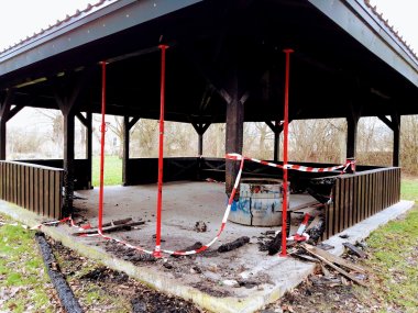 Grillhütte nach dem Brandanschlag