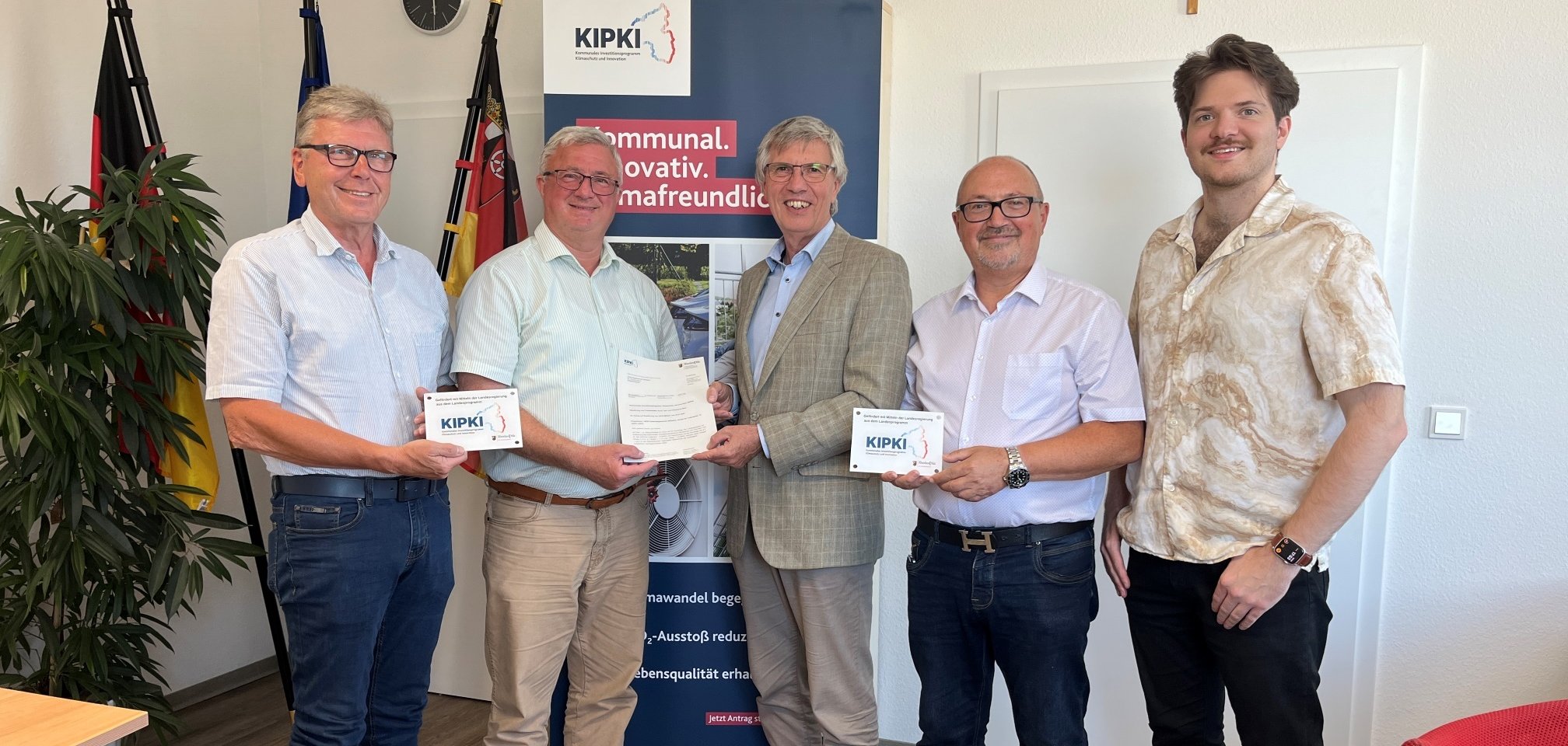 Dr. Erwin Manz mit Bürgermeister Rocker, den Beigeordneten und Klimaschutzmanager P. Zehmer