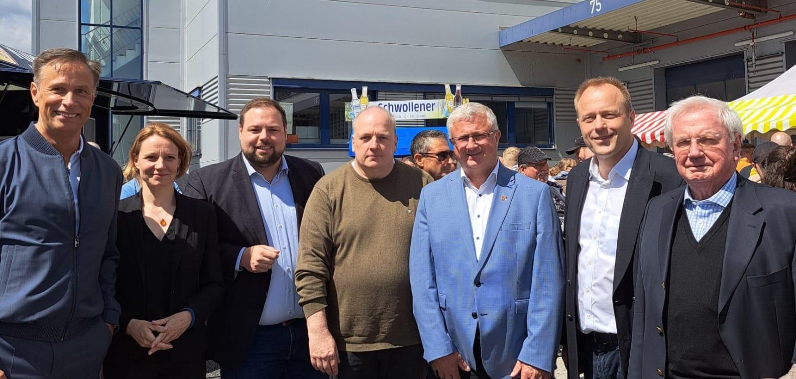 Bürgermeister Rocker und Ortsbürgermeister Brüchert beim Firmenjubiläum