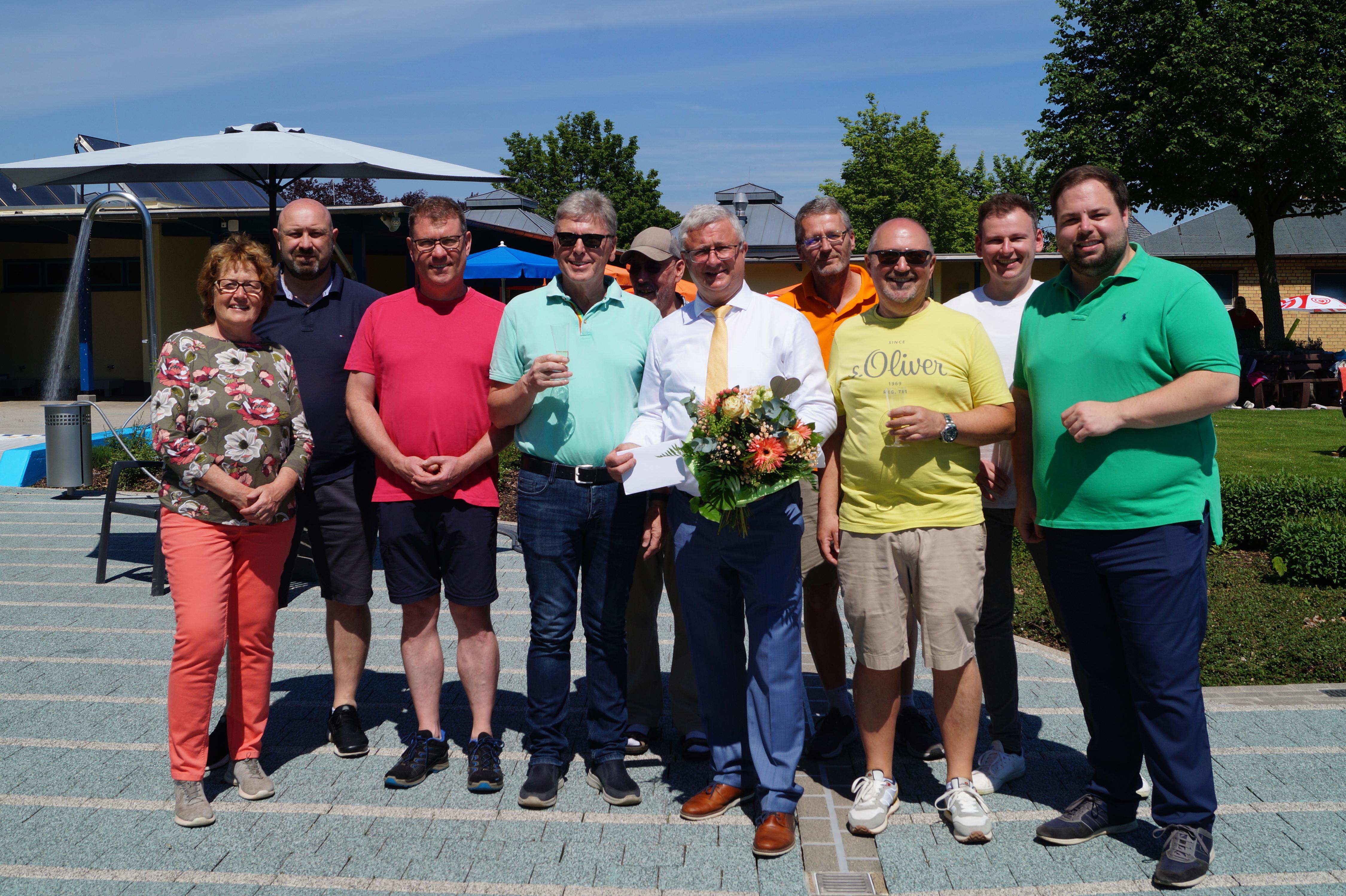 Vertreter von Ortsgemeinde, VG Rat und dem Schwimmbadteam bei der Saisoneröffnung
