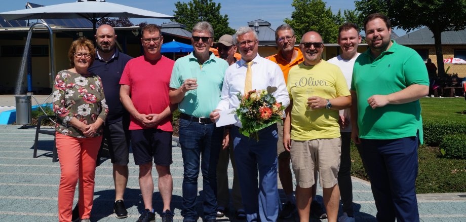 Vertreter von Ortsgemeinde, VG Rat und dem Schwimmbadteam bei der Saisoneröffnung