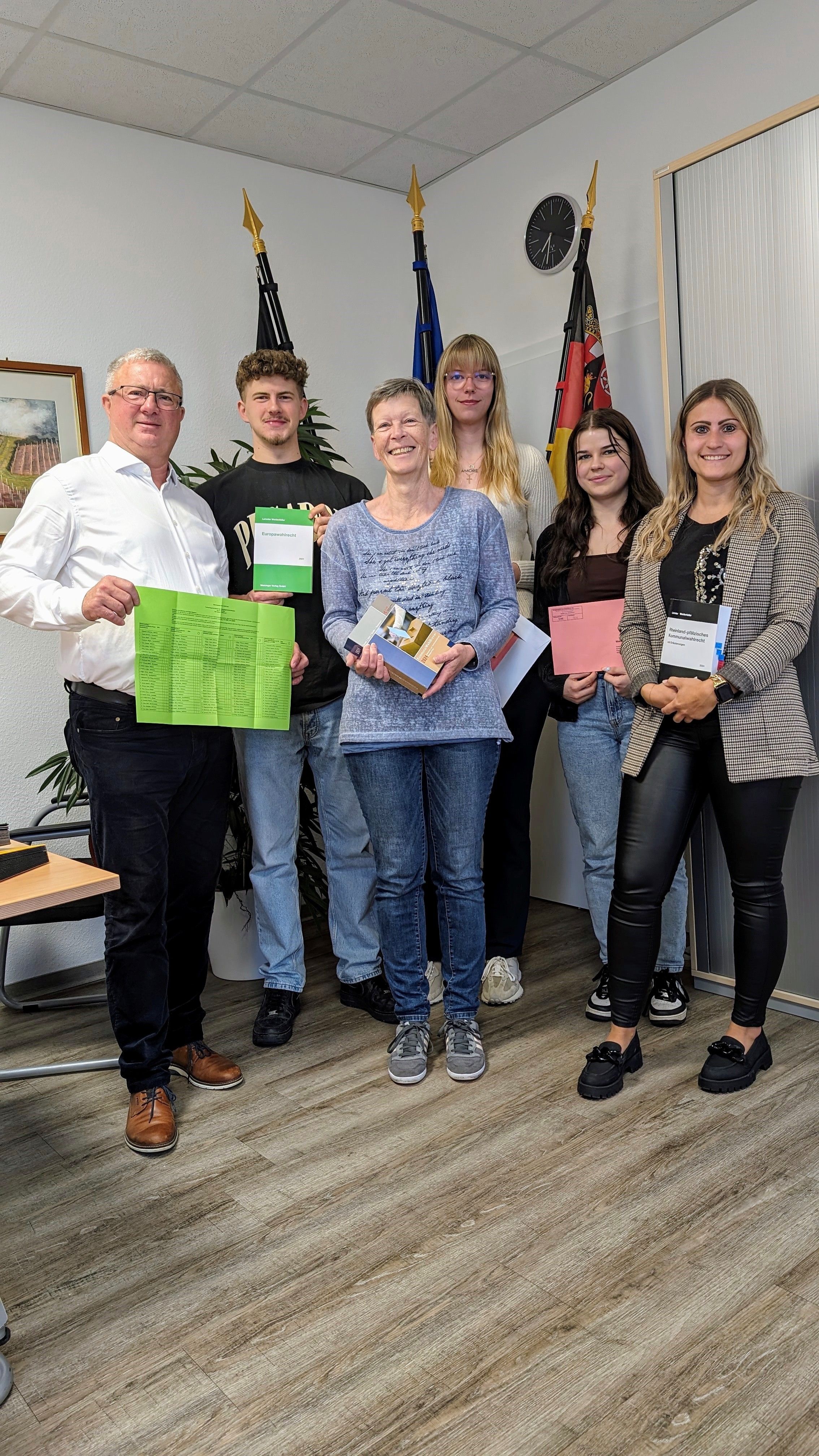 Bürgermeister Rocker mit dem Wahlteam der VG Wöllstein