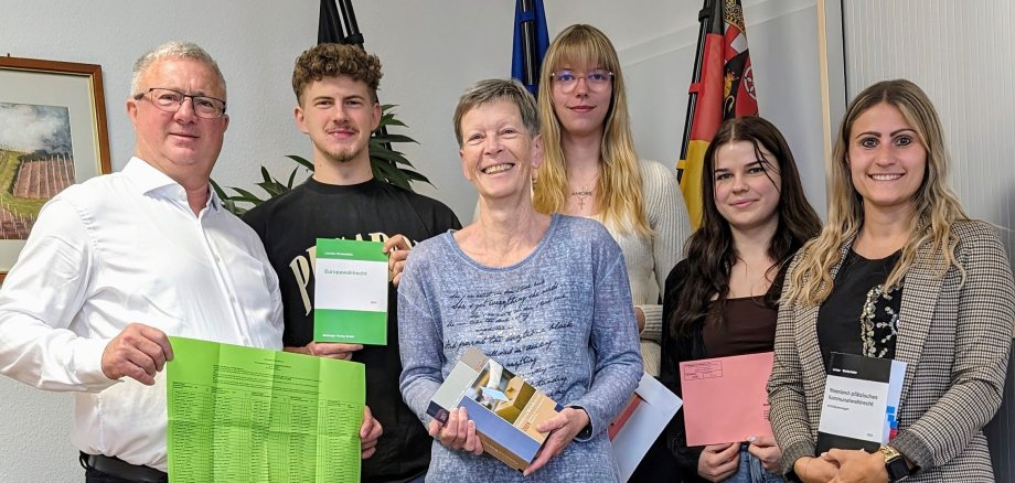Bürgermeister Rocker mit dem Wahlteam der VG Wöllstein