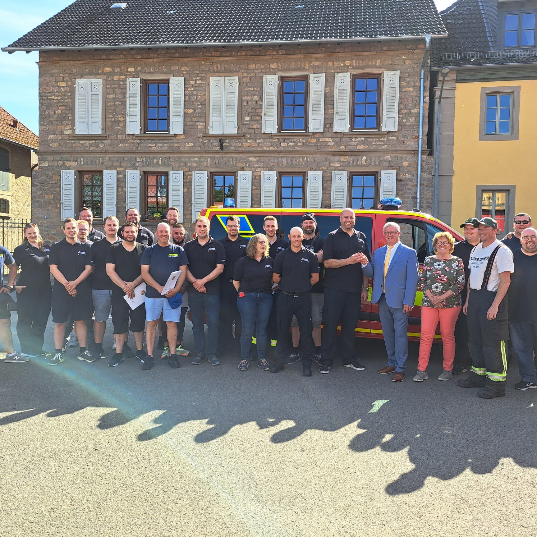 Bürgermeister Rocker und Ortsbürgermeisterin Kinder mit der FFW Siefersheim